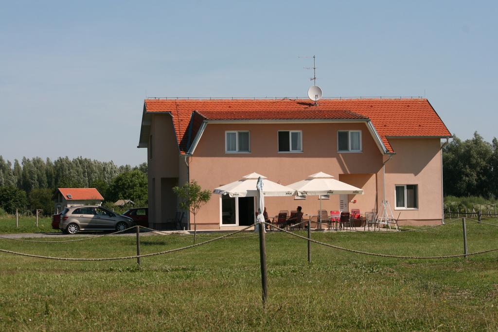 Guesthouse Capistro Bilje ภายนอก รูปภาพ